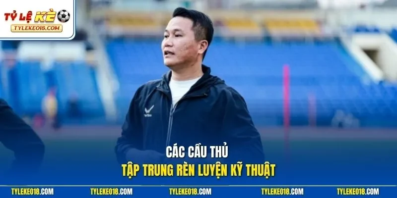 Các cầu thủ tập trung rèn luyện kỹ thuật
